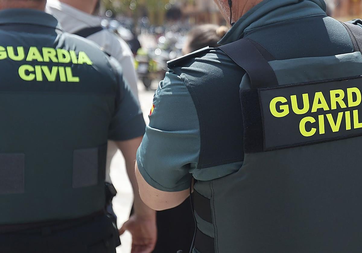 Imagen de archivo de dos agentes de la Guardia Civil.