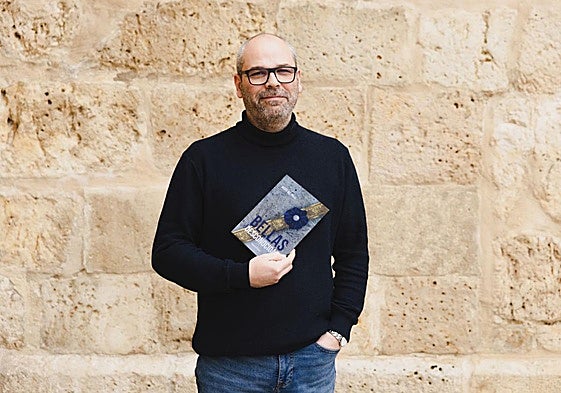 Javier del Valle posa con su novela ante la pared gótica de la Catedral de Palencia.