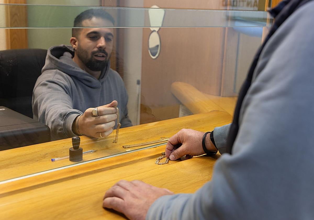 Un trabajador de Orobank Compro Oro atiende a un cliente en la sede del Paseo de Zorrilla.