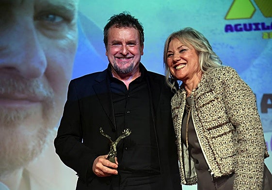 Fernando Cayo posa con el Águila de Oro y la alcaldesa de Aguilar, este domingo en la gala de clausura del festival.