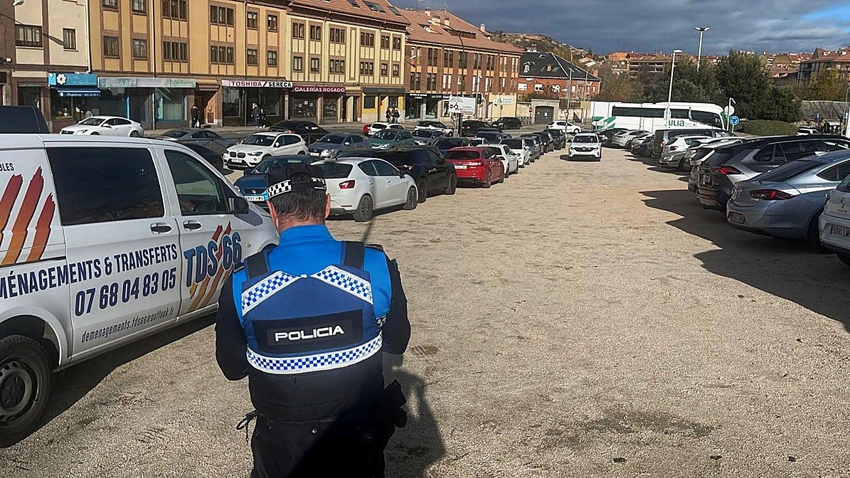 Policía Local comienza a multar a los vehículos estacionados entre Vía Roma y San Gabriel este domingo.