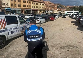 Policía Local comienza a multar a los vehículos estacionados entre Vía Roma y San Gabriel este domingo.