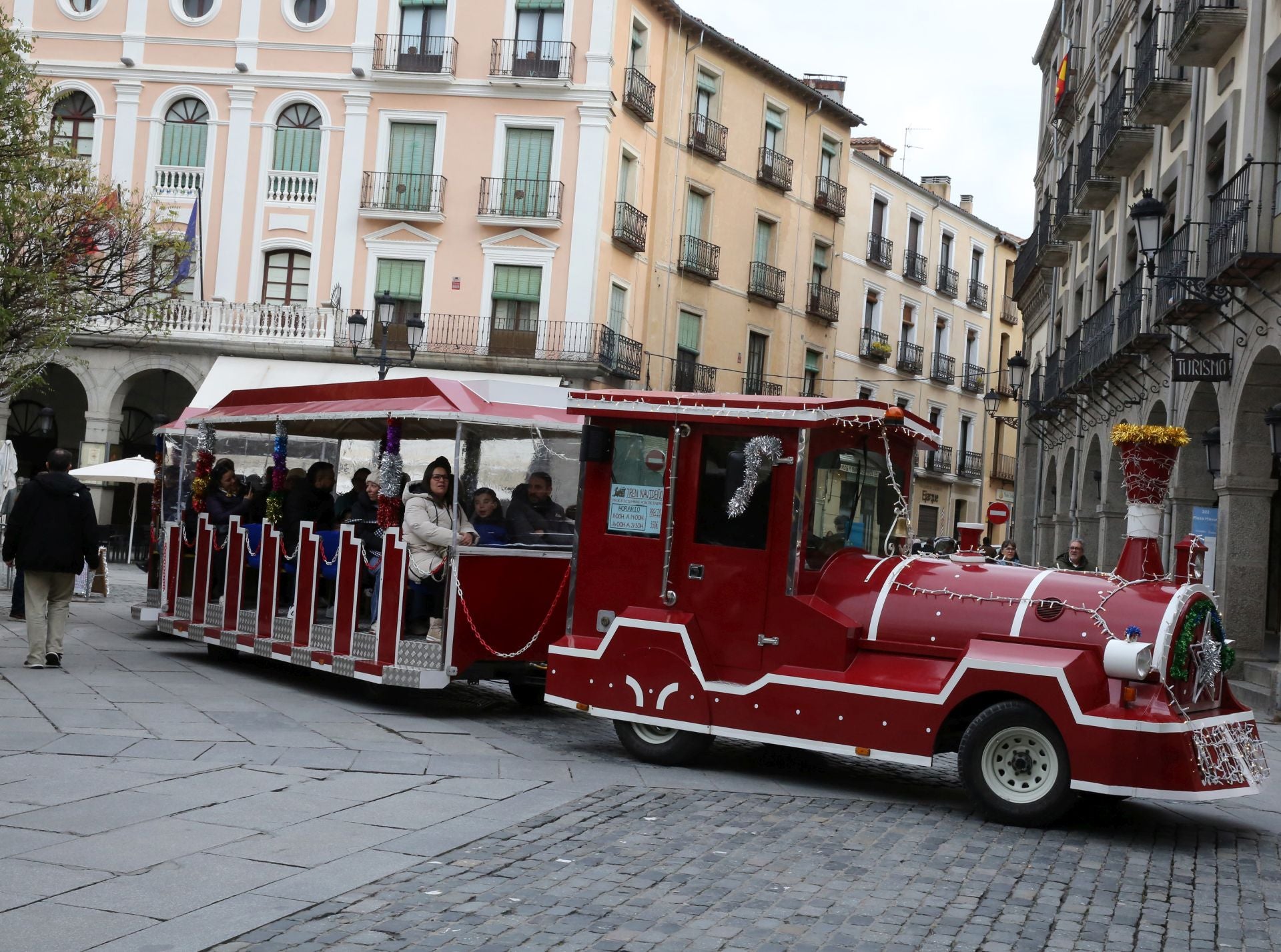 La avalancha de turistas durante el puente, en imágenes