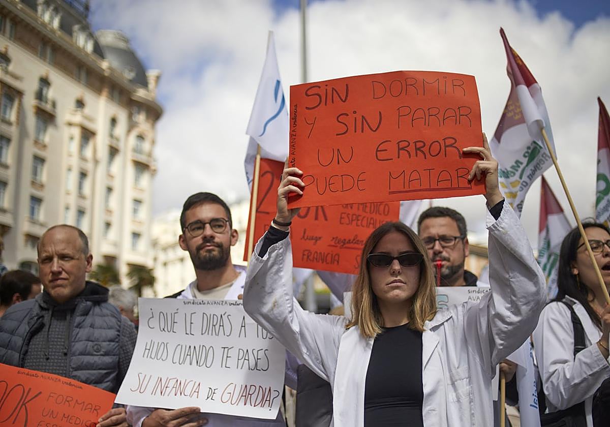 Médicos con carteles reivindicativos en una de las múltiples protestas, en Madrid, contra el Estatuto Marco que promueve el Ministerio de Sanidad.