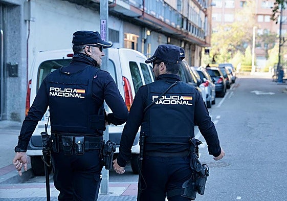 Agentes de la Policía Nacional patrullan en un barrio de Valladolid.