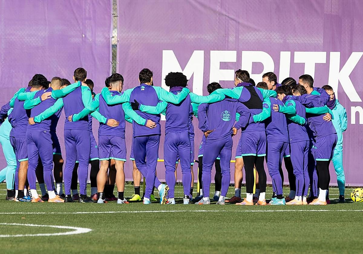 Los jugadoes del Real Valladolid se abrazan antes de iniciar el trabajo este lunes en los Campos Anexos.