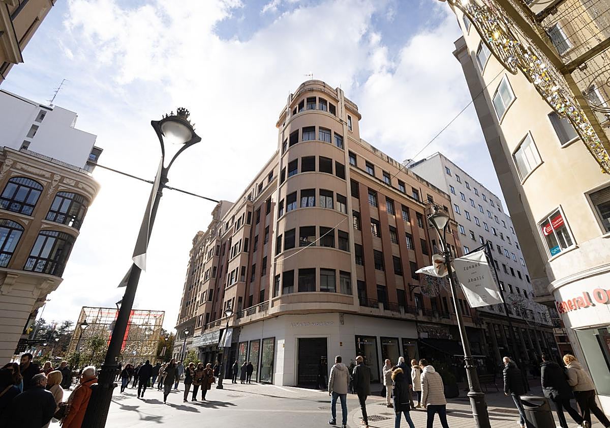 Imagen principal - Diferentes ángulos y detalles del edificio.