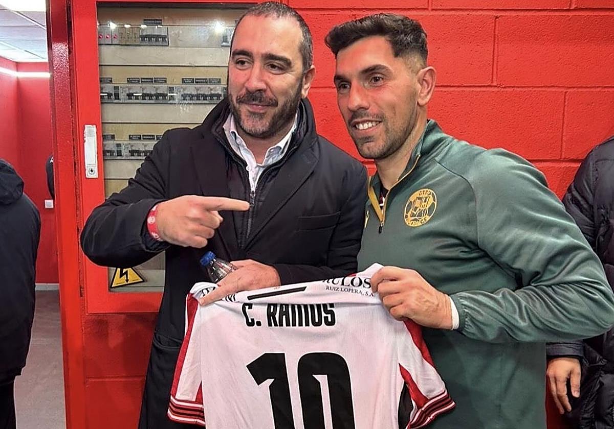 Aldama posa con el futbolista del Zamora Carlos Ramos.