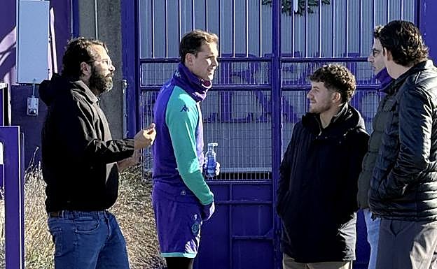 Víctor Orta (derecha) habla con Juanmi Latasa (en el medio)