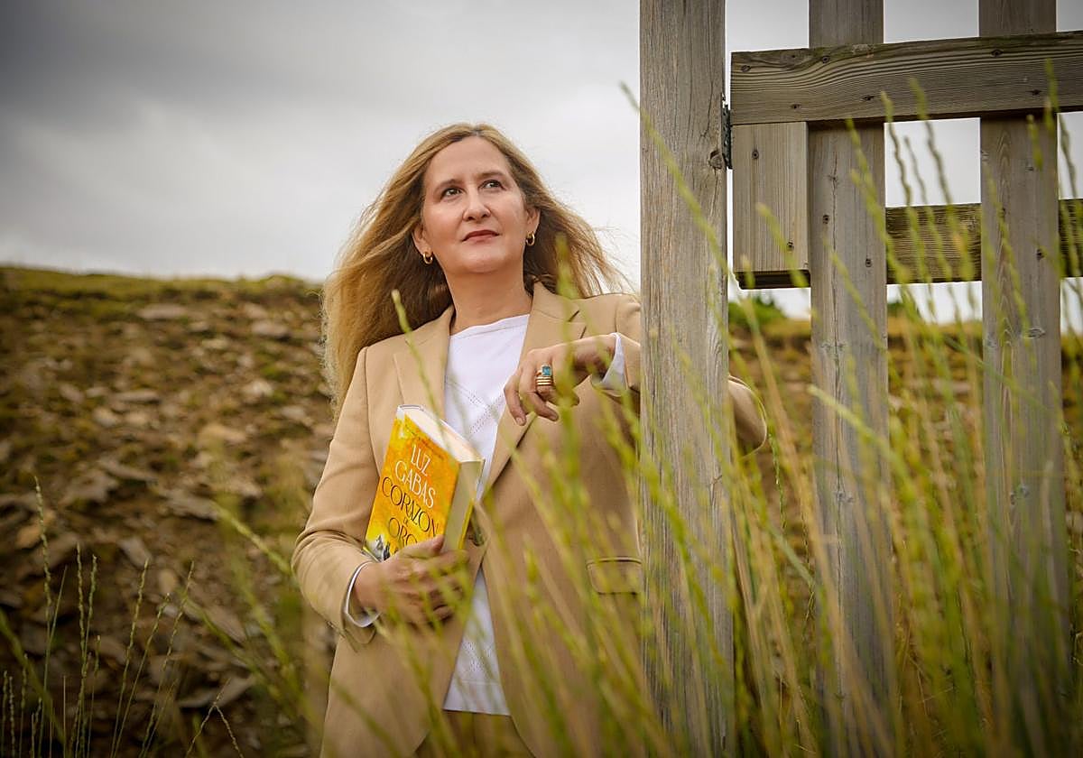 La escritora Luz Gabás con su última novela 'Corazón de Oro', publicada este 2025