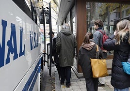 Estudiantes aguardan para subir a un autobús en Palencia.