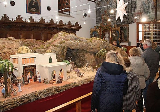 Visitantes en la inauguración del belén en las clarisas de Cuéllar.