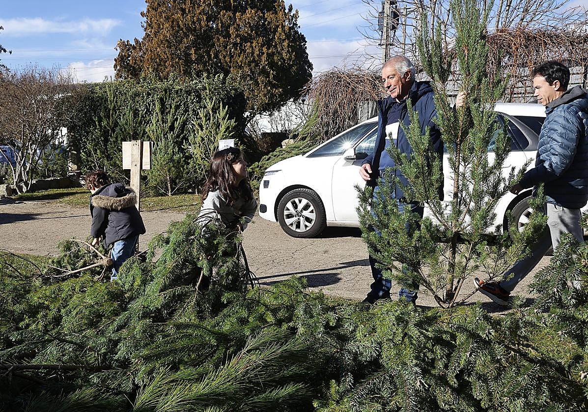 Clientes en la Villa San José, este lunes.