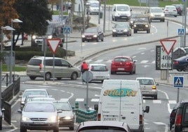 Tráfico de vehículos en la carretera de San Rafael antes dellegar a la rotonda.