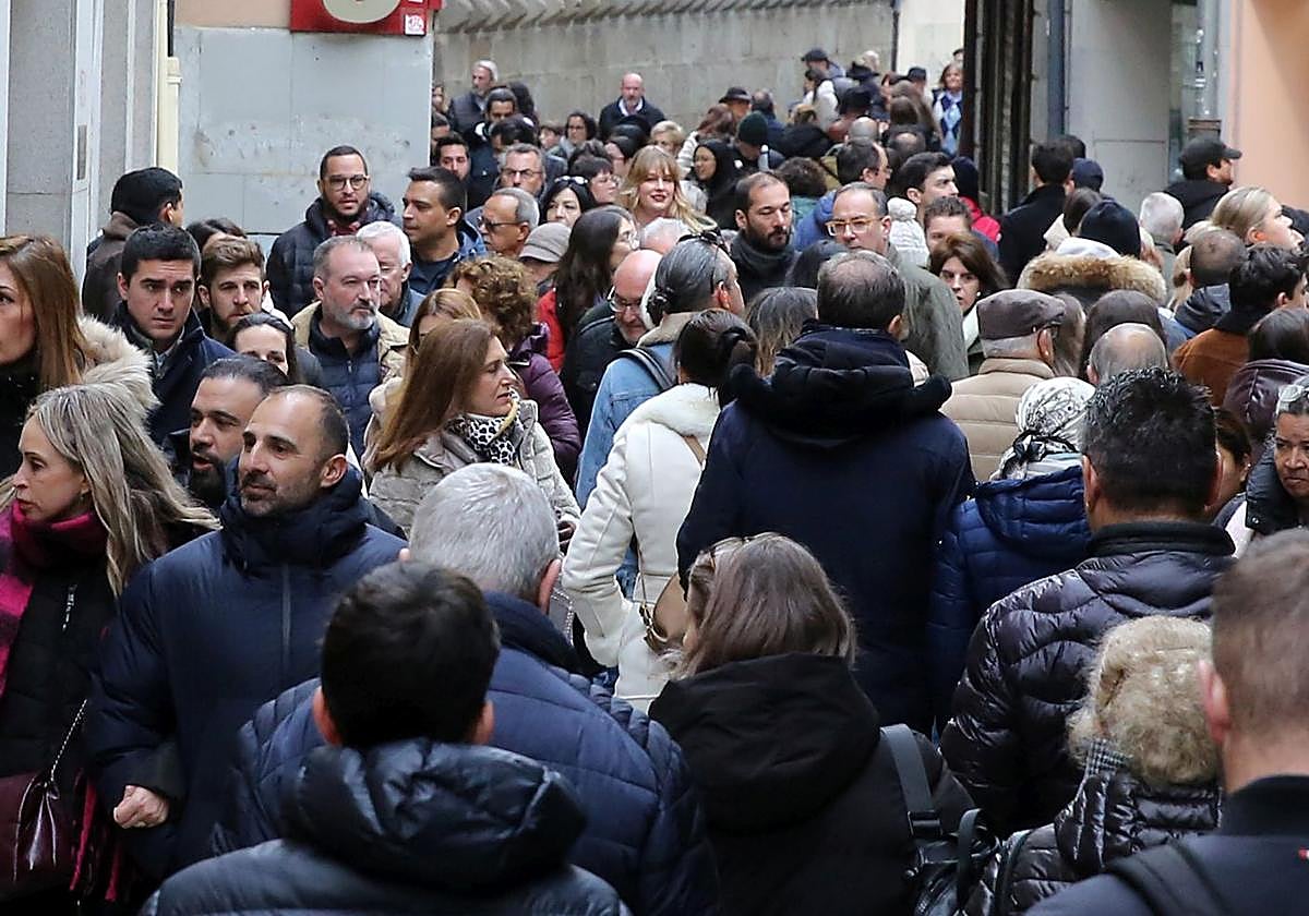 Riadas de turistas ocupan la Calle Real de Segovia en este puente de la Inmaculada.