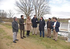 Armisén, con los presidentes de las diputaciones de Valladolid y Burgos, en Melgar de Fernamental.