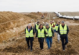 La consejera conversa con Blas Donis en la visita a las obras de modernización del regadío.