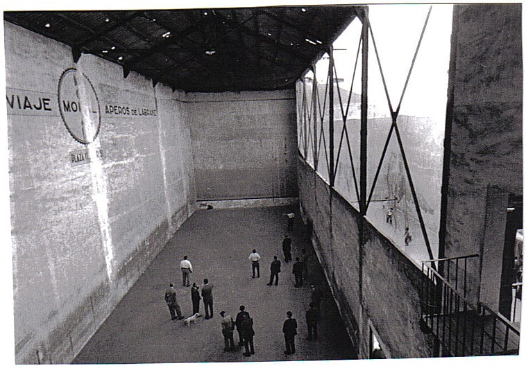 El frontón en la calle Expósitos en la década de los 50.