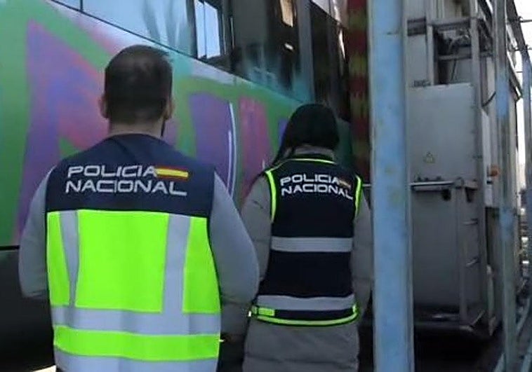 Agentes de la Policía Nacional inspeccionan un tren en el que se han realizado grafitis.