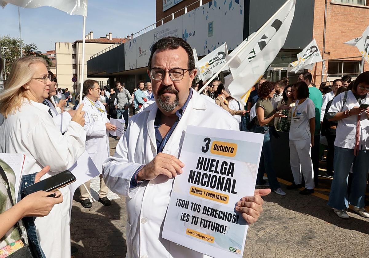 Protesta ante un centro sanitario en la anterior jornada de huelga de CESM en Castilla y León, el 3 de octubre de este año.