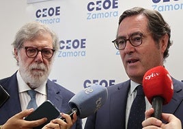 Los presidentes de CEOE Castilla y León, Santiago Aparicio, y España, Antonio Garamendi, durante un acto en Zamora este año.