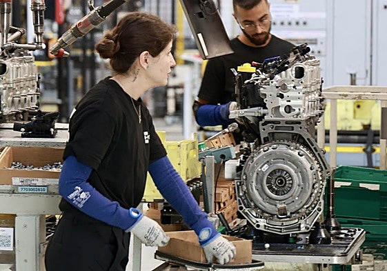 Dos trabajadores de Horse en una de las líneas de producción de la planta de Valladolid.