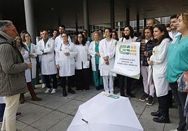 Jesús Piñuel, a la izquierda, conversa con sus compañeros en la concentración en el hospital.