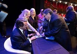 José María Aznar, durante la firma de ejemplares de su libro.