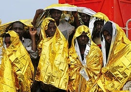 Inmigrantes africanos a su llegada al puerto de Mesina, en Sicilia.