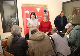 Recogida de firmas en la sede de IU.