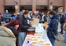 Guiso y degustación de las ollas ferroviarias en Los Olmillos.