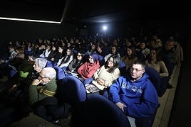 Asistentes al estreno de 'Lo imposible se hará', en los cines Broadway.