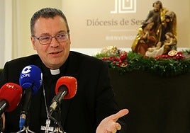 El obispo de Segovia, Jesús Vidal, con el Misterio de fondo.