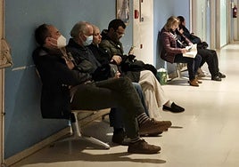 Gente esperando en Urgencias del Hospital Río Hortega