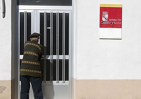 Un vecino abre el consultorio de Grisuela, en una imagen de archivo.