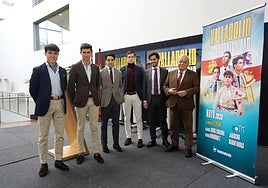 El consejero de Cultura y el representante de Tauroemoción, con los protagonistas del cartel.