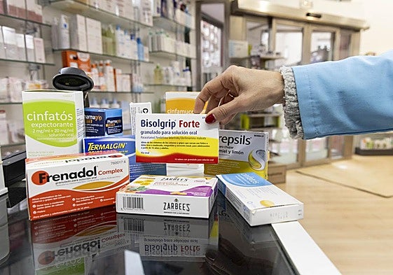 Medicamentos contra la gripe en una farmacia de Valladolid, en una imagen de archivo.