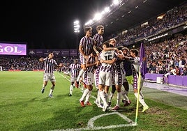 Los jugadores del Real Valladolid celebran el gol de la victoria en el partido de esta campaña en Zorrilla frente al Almería.