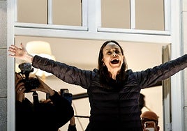 Mar&iacute;a Corina Machado saluda desde el balc&oacute;n a su llegada a Oslo.