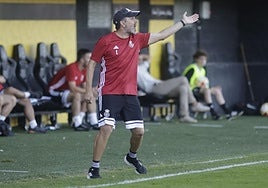 Rams&eacute;s Gil realiza indicaciones desde la banda en uno de sus primeros partidos como t&eacute;cnico del Real Uni&oacute;n.