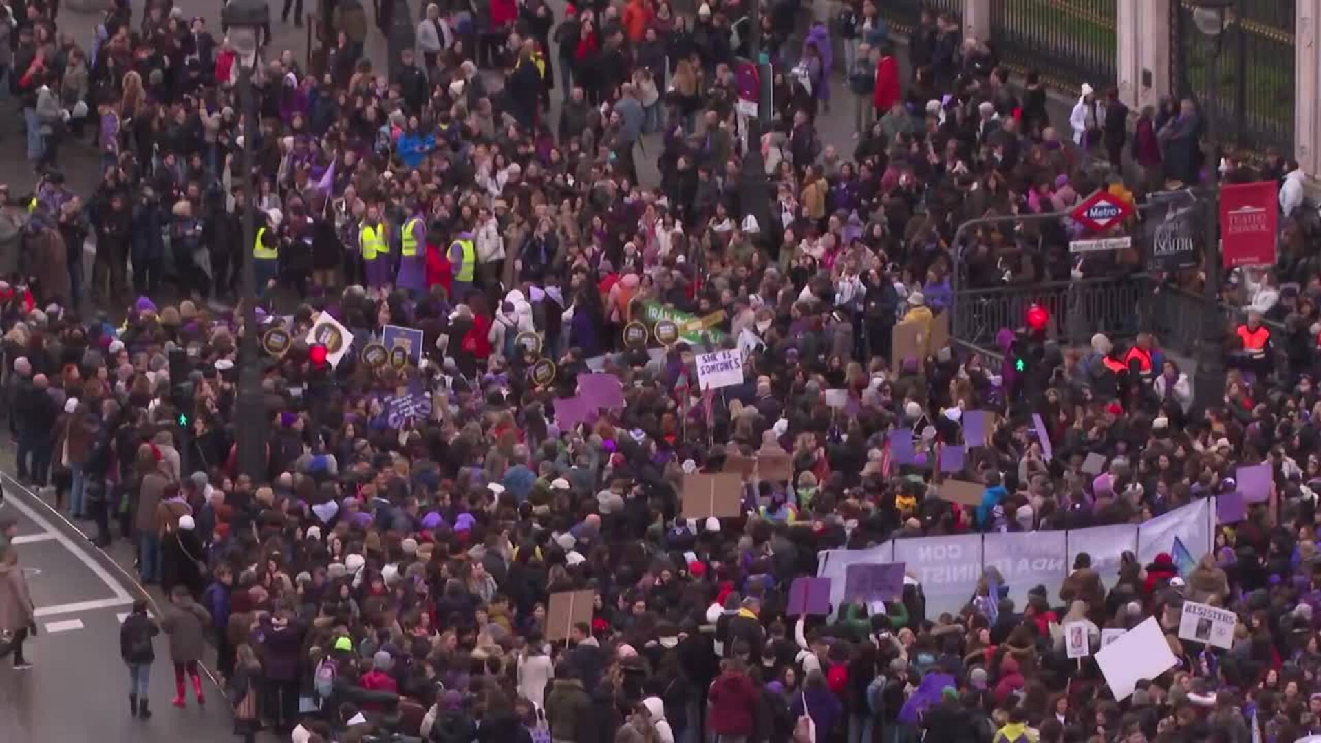 Arranca en Madrid la manifestación del Movimiento Feminista: "Ni cis ni trans, mujer nada más"