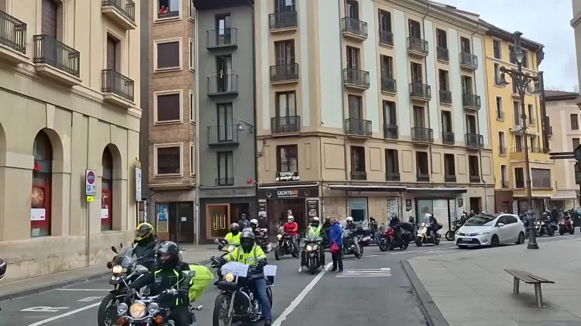 Centenares de motos participan en una marcha en contra del cierre de BSH en Esquíroz