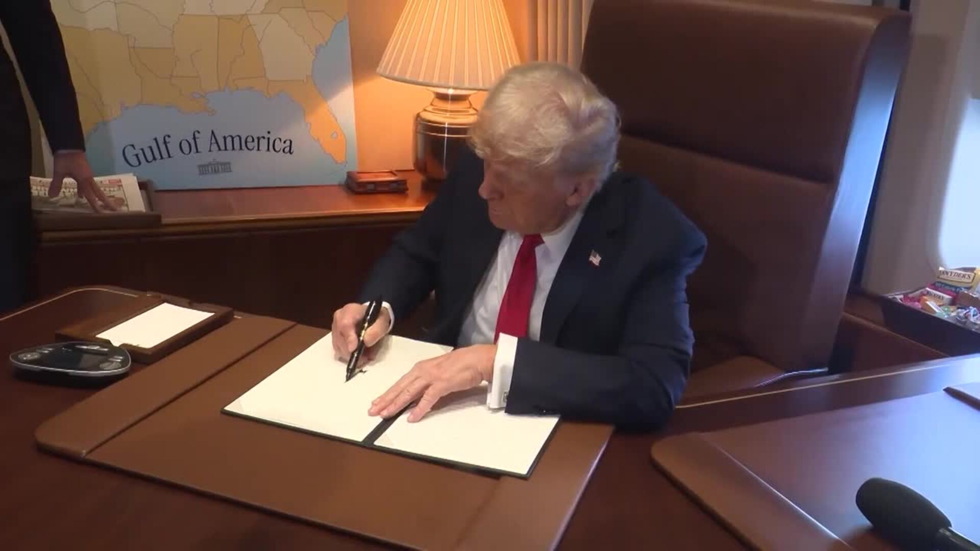 Trump pide un alto el fuego de 30 días en Ucrania y amenaza con sanciones si no se cumple