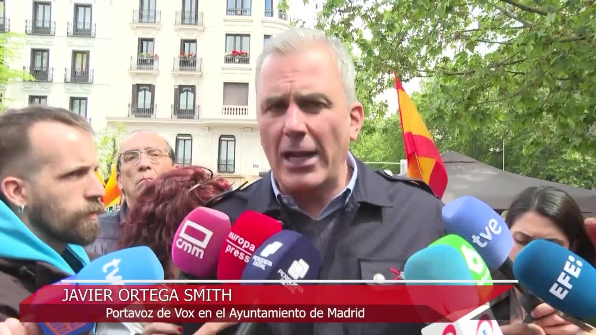 Multitud de personas se manifiestan contra Sánchez en Madrid respaldadas por PP y Vox