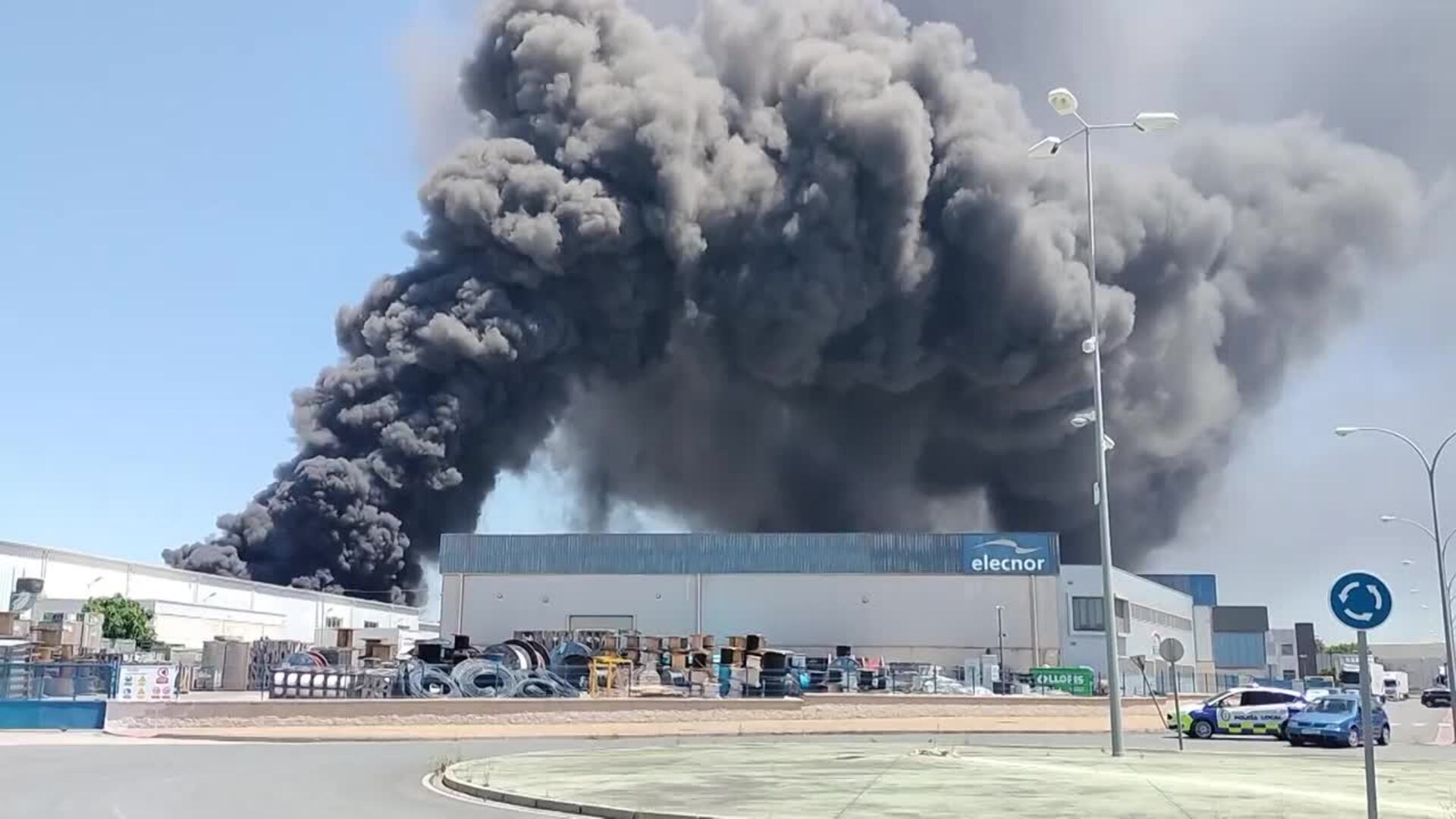 Un incendio en una planta de químicos obliga al desalojo del polígono de Alcalá de Guadaíra