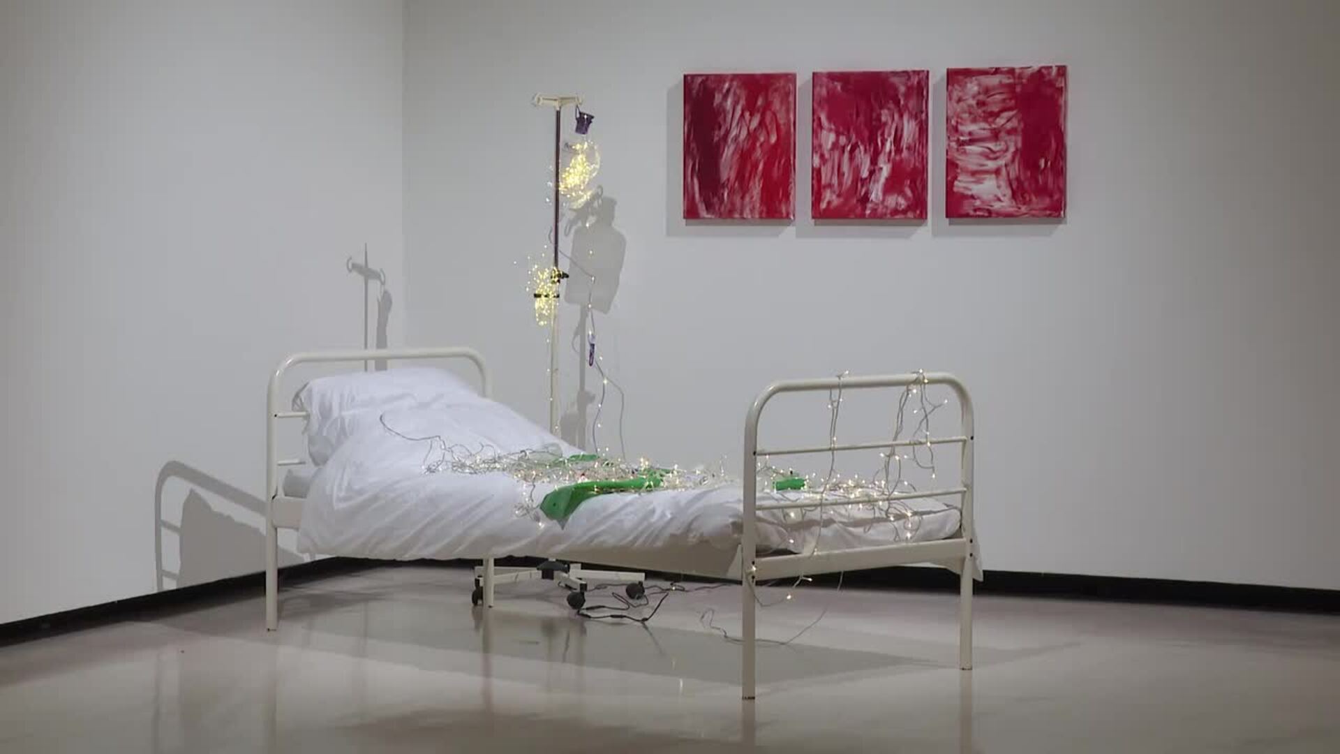 AZ-Alhóndiga Bilbao acoge la primera muestra en Euskadi de la artista japonesa Chiharu Shiota