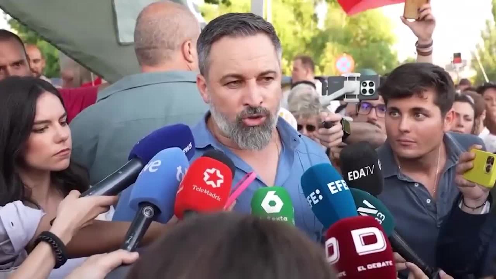 Abascal asiste a la protesta en Moncloa para denunciar al "gobierno corrupto"