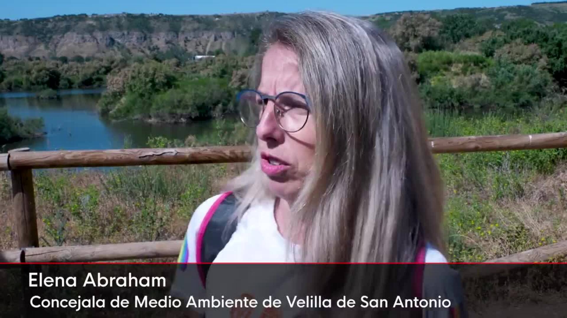 Familias de voluntarios participan en una recogida de residuos en Velilla de San Antonio