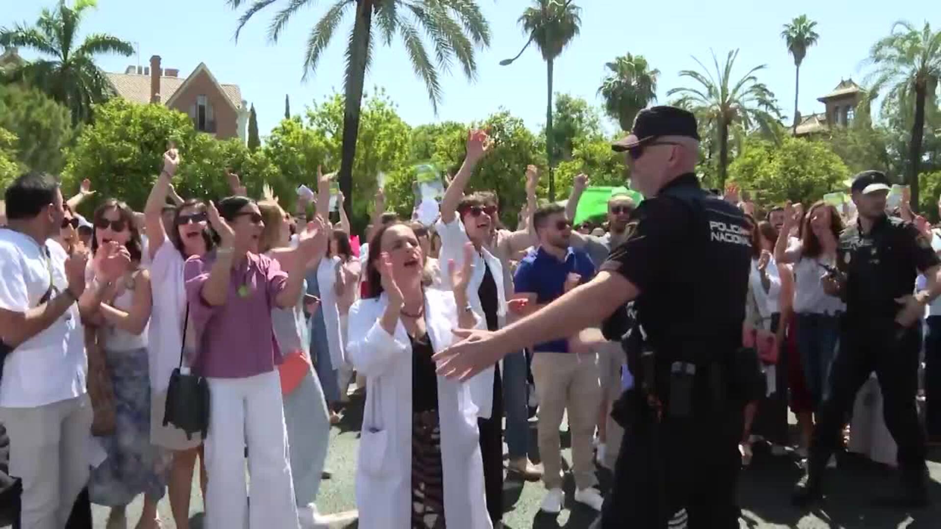 Médicos sevillanos protestan por las calles de la ciudad contra el Estatuto Marco
