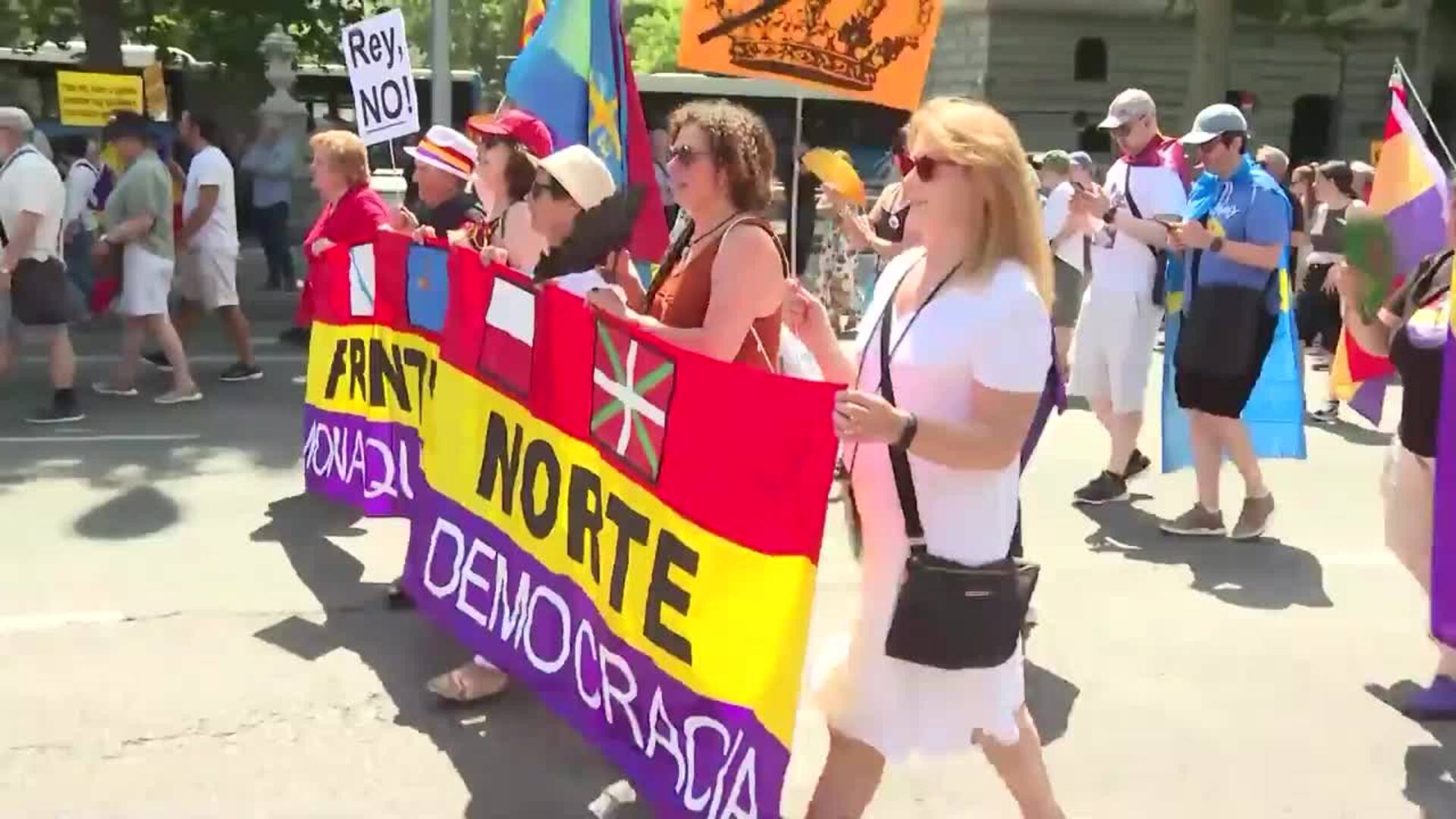 Multitud de personas acuden a la segunda edición de la Marcha Republicana
